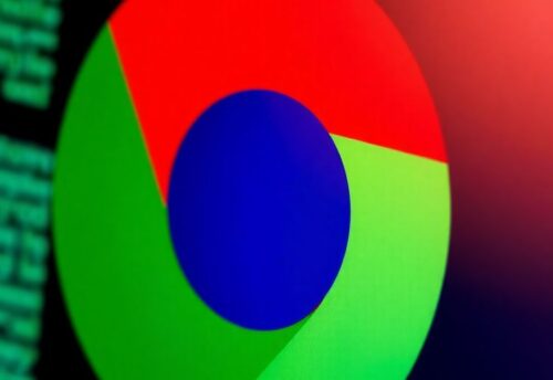 Google Chrome Logo mit Warnsymbol auf einem Bildschirm