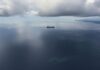 Ölverschmutztes Wasser im Schwarzen Meer mit dunklen Wolken.