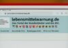 Ein Bildschirm zeigt die Website lebensmittelwarnung.de, das offizielle Portal der Bundesländer und des BVL für Rückrufe und Verbraucherwarnungen. Oben sind die Wappen der Bundesländer zu sehen, darunter Kategorien wie Arzneimittel und Lebensmittel.