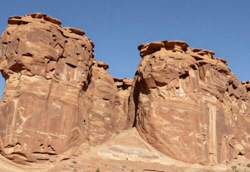 Beeindruckende natürliche Felsformationen, geformt von Wind und Wasser.