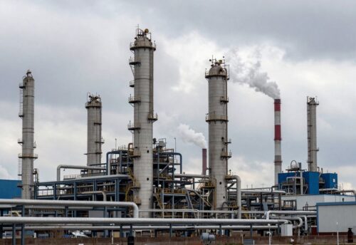 Chemiepark Leuna mit Industrieanlagen und Rauchschwaden.