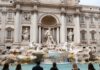 Trevi-Brunnen in Rom mit Touristen