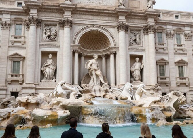 Trevi-Brunnen in Rom mit Touristen
