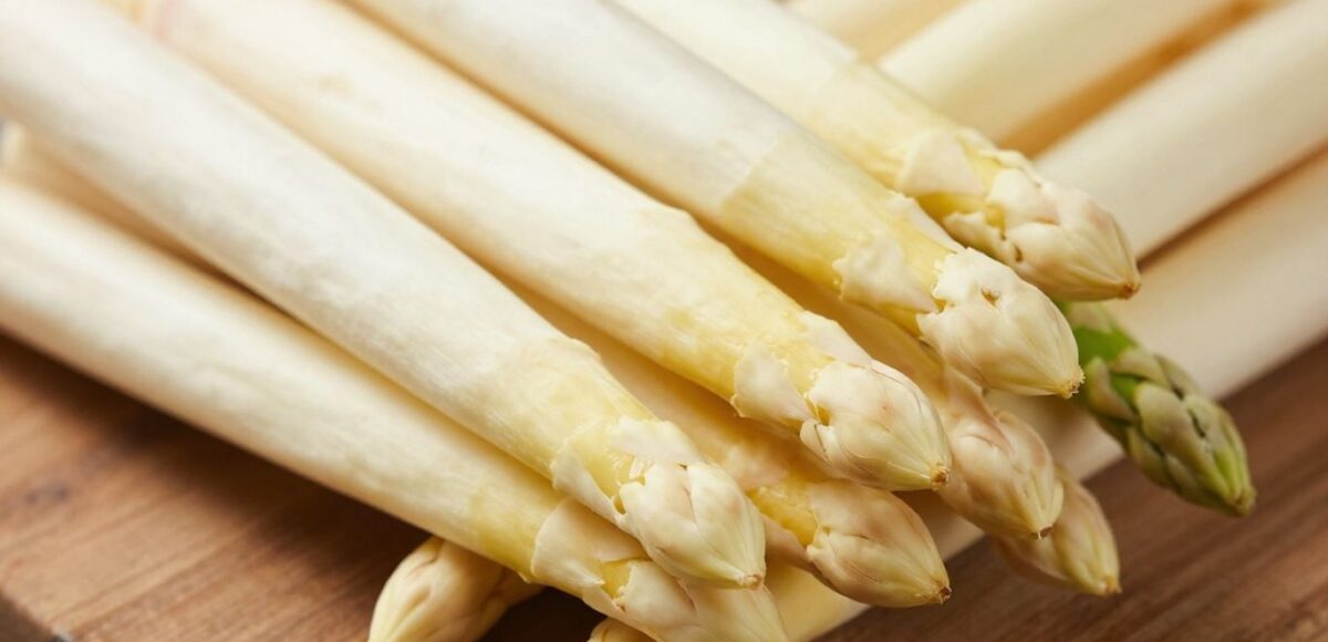 Frischer weißer und grüner Spargel auf Holzhintergrund