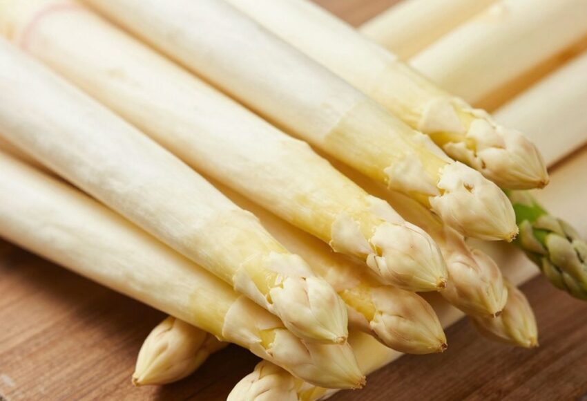 Frischer weißer und grüner Spargel auf Holzhintergrund